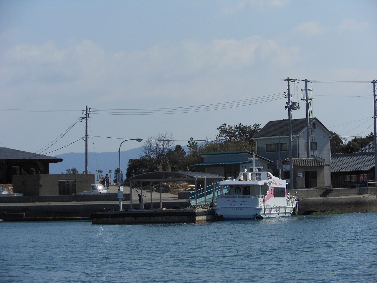 犬島港に停泊の定期船