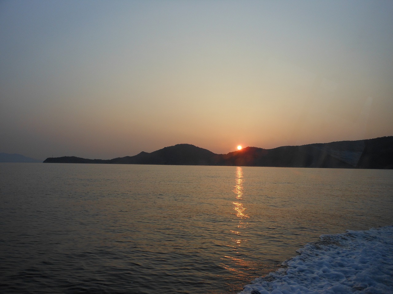 ２４日朝迎えに行っている時女木島の上から日の出